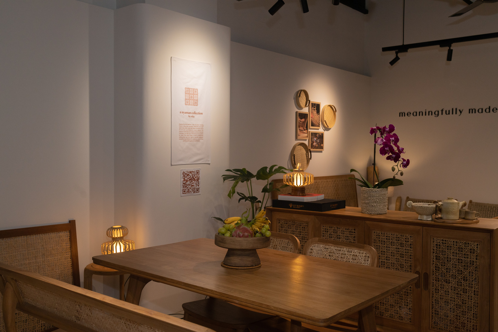 Lush Green Wall - Air-purifying biophilic interior design for wellness and stress reduction at work